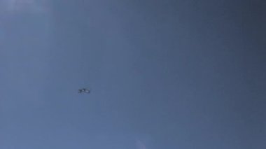 ABD savaş jeti gücü ve çevikliğini gösteren görsel olarak etkileyici bir manevra. Clear Sky in the Background. Vintage Video. Birleşik Devletler Hava Kuvvetleri 'nden F-105 Thunderchief.
