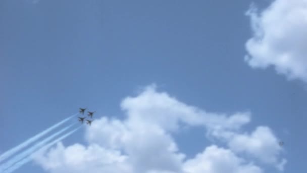 4機の戦闘機ジェット機がダイヤモンドの形で飛行し ホワイト煙でユニソンでロールを実行します 冷戦時代の軍事ヴィンテージフットプリント 北米F 100 サンダーバードスーパーセイバー — ストック動画