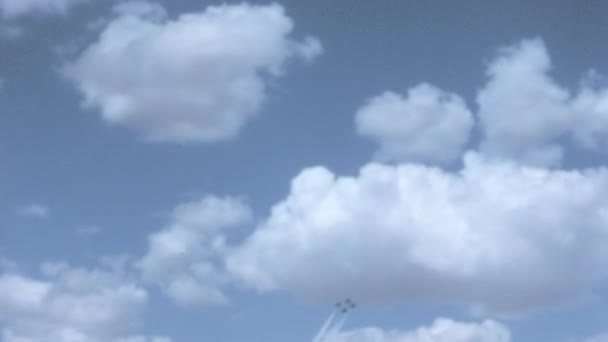 Noord Amerikaanse 100 Super Sabre Amerikaanse Luchtmacht Usaf Thunderbirds Maneuvers — Stockvideo