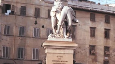 Piazza Mentana Anıtı ya da Mentana Savaşı 'nda ölenlerin anıtı. Sunny Day 'deki klasik görüntüler. Yoldaki Retro Stili Arabalar.