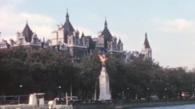 Thames Nehri 'nin karşısındaki Westminster İskelesi' nden. Parlamento binaları ve Big Ben arka planda görülebilir. Londra 1970 'lerin Vintage Görüntüleri