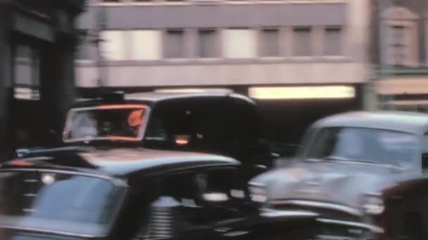 Κλασικά Αυτοκίνητα Ήταν Μια Κοινή Θέα Στο Λονδίνο Δρόμους Και — Αρχείο Βίντεο