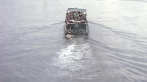 坐船是一种从不同角度看待伦敦的极好方式 船在日落时离开港口 1970年代伦敦古董画 — 图库视频影像