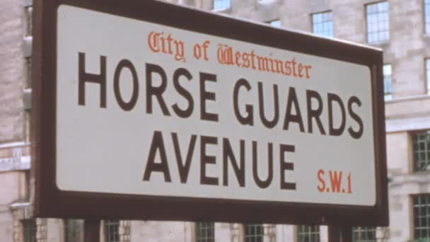 標識はイングランドのウェストミンスター市にあり 馬警備隊ビルに隣接している 1970年代 ロンドン ヴィンテージ フッテージ — ストック動画