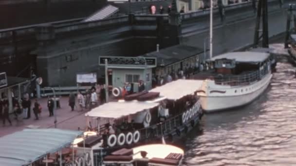 ドックされたボートは 観光客にツアーを提供する準備ができています テムズ川クルーズに続く人々の集団 1970年代 ロンドン ヴィンテージ フッテージ — ストック動画