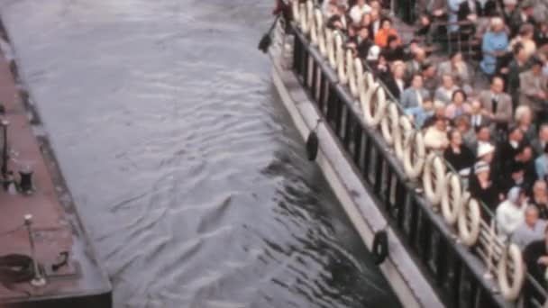 乗客はロイヤル アルバート ホール テイト モダン コモンズ ハウスなどのボートツアー ロンドンのランドマークに乗った ロンドン 1970年代 — ストック動画