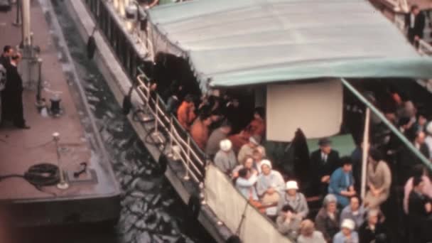 Επιβάτες Του Πλοίου Ενθουσιασμένοι Επιβιβαστούν Μια Κρουαζιέρα Στον Ποταμό Τάμεση — Αρχείο Βίντεο
