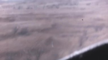 Soğuk Savaş kokpiti, yüksek hızlı, düşük seviyeli bir uçakla çöl arazisinden geçen askeri bir jetin POV 'u. Northrop T-38 Talon Birleşik Devletler Hava Kuvvetleri USAF 1960 'lar