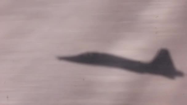 Skuggan Ett Lågt Flygande Militärt Flygplan Sveper Över Terrängen Och — Stockvideo