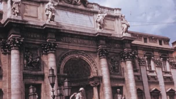 丰塔纳迪瓦里和帕拉佐波里宫位于罗马的瓦里迪区 巴洛克建筑以精美的希腊神话雕塑为主线 1960年代Dolce Vita Vintage Footage — 图库视频影像