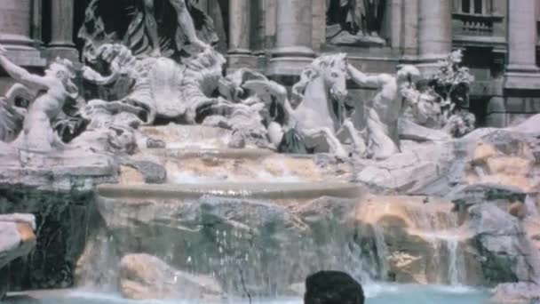 在罗马市中心 游客们欣赏着精美的喷泉建筑 建筑与自然元素的和谐融合创造了一个迷人的奇观 Dolce Vita 1960年罗马古董店 — 图库视频影像