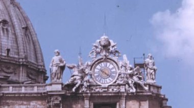 St. Peters Saatleri, Giuseppe Valadier tarafından tasarlanmış ve 1786 ile 1790 yılları arasında kurulmuştur. Saat çok uzaktan görülebilir ve Popüler Turist Cazibesi 'ne sahiptir. 1960 'ların Roma Vintage Görüntüleri.
