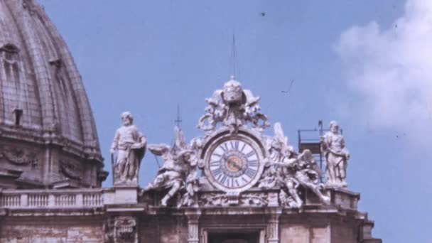 圣彼得钟由朱塞佩 瓦伦迪耶设计 安装于1786年至1790年之间 从很远的地方就可以看到这个钟 它是一个受欢迎的旅游景点 1960年代罗马古代文学 — 图库视频影像