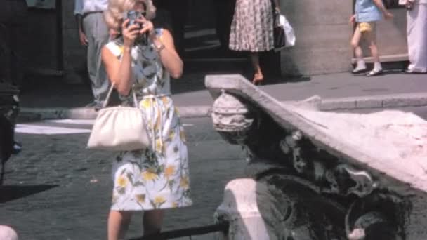 Fontana Della Barcaccia在罗马的Dolce Vita Era无法辨认的女人靠近了 人们走在人行道上 经典汽车在街上行驶 1960年代罗马古代文学 — 图库视频影像