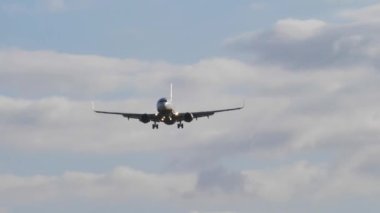 Yolcu Boeing 737 NG MAX Ryanair 'in EI-DWX' i Avrupa seyahatlerinin tatil noktalarını birleştirerek gökyüzüne doğru uçuyor. 