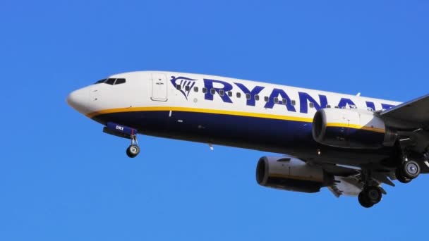 Close Slow Motion Passenger Aircraft Boeing 737 Max Dwx Ryanair — Stock video