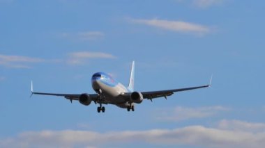 Bir Boeing 737 NG Max OOO-JAY TUI Airlines 'a karşı ağır çekim planlanmış mavi gökyüzü ticari uçuşuyla aşırı yakın çekim..