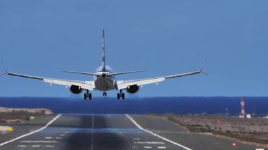 Yolcu uçağı Boeing 737 Max 8 Tamam-Smartwings İniş Uluslararası Havalimanı 'na Arkadan Ağır Çekimde Mavi Okyanus Arkaplanda.