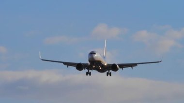 Yolcu Boeing 737 NG MAX Ryanair 'in EI-DWX' i yavaş çekimde havada uçuyor..