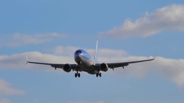 Boeing 737 Max Jay Tui Airlines Létají Nad Mraky Izolovaně — Stock video