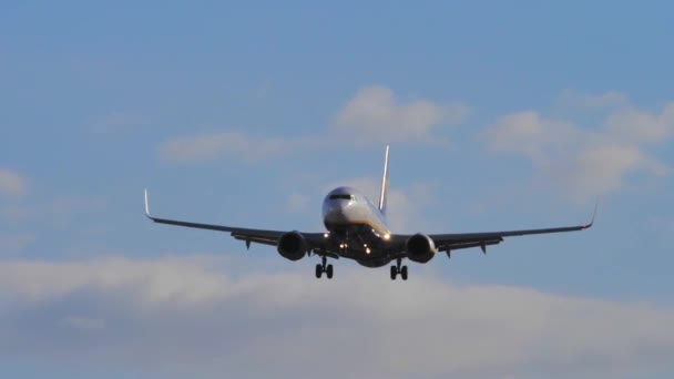 Пассажир Boeing 737 Max Dwx Ryanair Летает Небе Экстремально Близко — стоковое видео