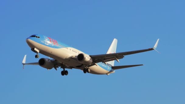 Boeing 737 Max Jay Tui Airlines Vor Blauem Himmel Zeitlupe — Stockvideo