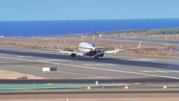 Пассажирский Boeing 737 Max Dwx Бюджетной Компании Ryanair Осторожно Маневрируя — стоковое видео
