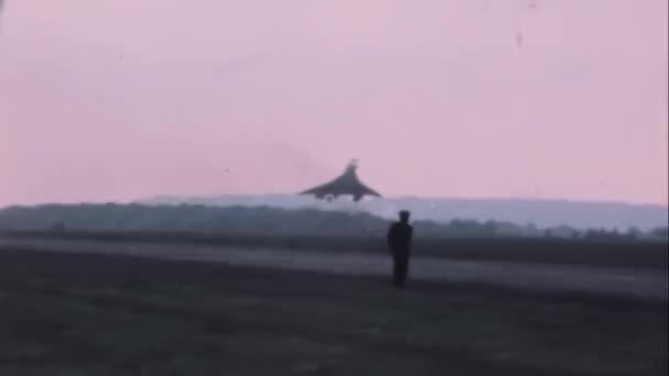 London 1976 Novembere Körül Aerospatiale Bac Concorde Leszállás Repülőtéren Retro — Stock videók