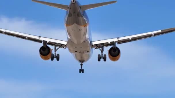 ガンドスペイン2021年10月27日 ギアダウンでエアバスA320コンドル着陸の閉鎖 クリアブルースカイ 高品質航空ストックフッテージに対する商用飛行機の詳細なビュー — ストック動画