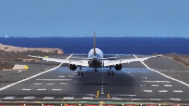 ガンド カナリア諸島空港2021年10月27日 エアバスA320着陸 飛行機のダイナミックな映像と海洋の背景 旅行と航空のテーマに最適 — ストック動画