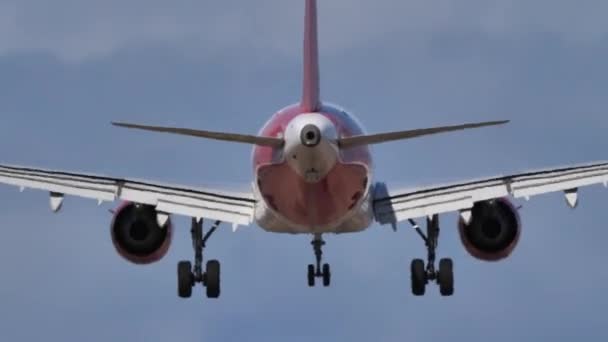 グラン カナリア空港2021年10月27日 エアバスA320着陸の閉鎖 スカイの商業用飛行機の詳細なビュー 高品質の航空用ストックフッテージ — ストック動画