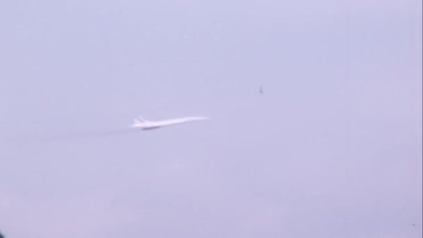 空を飛んでいる航空宇宙飛行士コンコルド超音速飛行機 有名なフランコ イギリスの超音速旅客機のレトロなヴィンテージ70Sの映像 — ストック動画