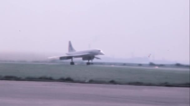 航空宇宙飛行士Bacコンコルドは70年代のヴィンテージの古い映像を離陸したフランコ イギリスの超音速飛行機を引退した — ストック動画