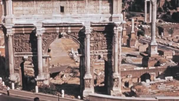 Arco Septimio Severo Una Intersección Ocupada Roma Dei Fori Imperiali — Vídeos de Stock
