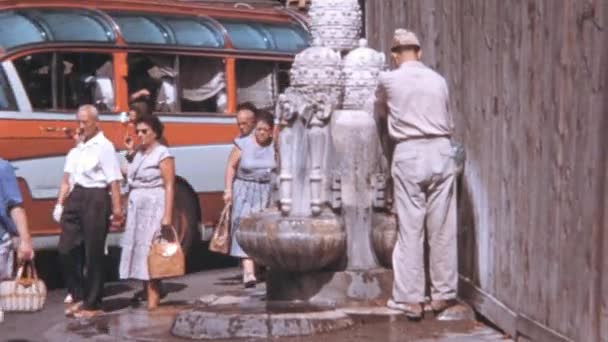 Fontana Delle Tiare周围地区通常挤满了行人和车辆 游客们欣赏它精巧的设计 并在炎热的一天享受清凉的水 Dolce Vita Era图象 — 图库视频影像