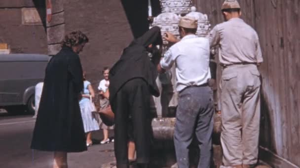 フォンタナ ティアは 何世紀にもわたってウェアリー旅行者に敬意を払ってきた絶妙な噴水です これはローマのおもてなしの象徴です 1960年代 ドルチェ ヴィタ時代のローマヴィンテージ フットステージ — ストック動画