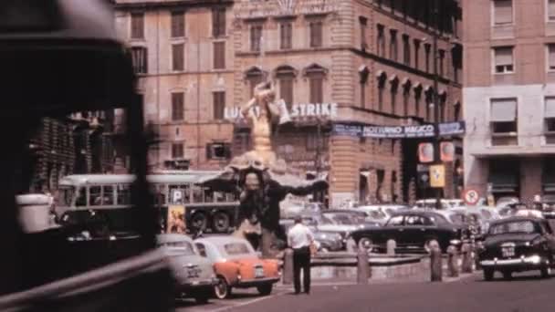 バルベリーニ広場のトリトンの噴水の周りに古典的な車 シーンは クラシックデザインと時代を超越した美しさの永続的な魅力の証です ドルチェ ヴィタ時代のローマのヴィンテージ フットステージ — ストック動画