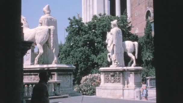 Gente Camina Piazza Del Campidoglio Entre Estatuas Colosales Hermosa Histórica — Vídeos de Stock
