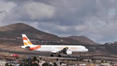 Gran Canaria İspanya 21 Ekim 2021: Yolcu Airbus A321 Sunclass Airlines havaalanına indi. Avrupa 'da seyahat tatil beldesini bağlayan uçağın yan görünümünü kapat.