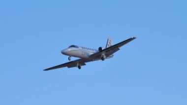 Gran Canaria, İspanya, 21 Ekim 2021: Açık mavi gökyüzüne karşı Cessna 550B Citation Bravo, havaalanına yaklaşıyor..