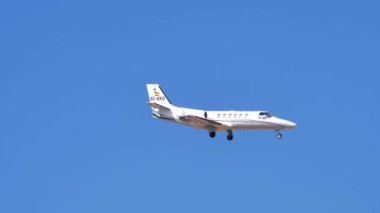 Gran Canaria, İspanya, 21 Ekim 2021: Cessna 550B Citation Bravo EC-KKO Lüks Özel Uçağı, açık mavi gökyüzüne karşı izole bir şekilde karaya çıkıyor..