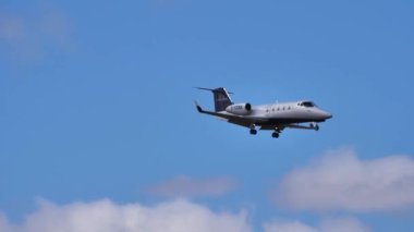 Gran Canaria İspanya 21 Ekim 2021: İş Jeti Bombacısı Learjet 55 D-CGBR mavi gökyüzüne doğru yaklaşıyor, uçuş uçağı yaklaşıyor. 