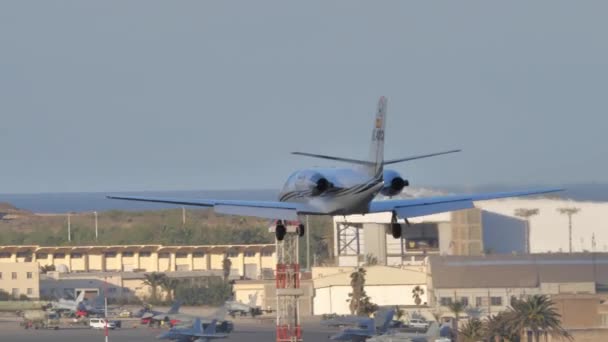 2021年10月21日 西班牙大加那利亚 轻型公司喷气式飞机Cessna 550在背景为海洋景观的着陆过程中关闭 — 图库视频影像