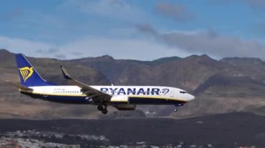 Gran Canaria İspanya 21 Ekim 2021: Ünlü düşük maliyetli havayolu şirketi Boeing 737 SP-RSS havaalanına indi. Ryanair birçok tatil beldesini uygun fiyatlarla bağlıyor.