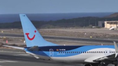 Gran Canaria İspanya 21 Ekim 2021: TUI Airways Boeing 737, okyanus manzaralı bir zemine karşı kalkış için pist hizasında. Seyahat ve havacılık projeleri için ideal.