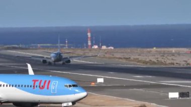Gran Canaria İspanya 21 Ekim 2021: Boeing 737 TUI Airways Aligns for Kalkış için Sersemletici Kanarya Okyanusu Arkaplanına karşı. Havacılık hassasiyetine bir göz atın ve hareket halinde hayaller kurun..