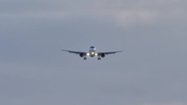Gran Canaria İspanya 21 Ekim 2021: Gear Down ve Lights On ile Ticari Yolcu Uçağı İniş. TUI Havayollarının Boeing 737 'sinin Mavi Gökyüzünde Önden Görünümü Rüzgarlı Gün' de. 
