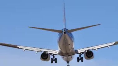 Gran Canaria, İspanya, 21 Ekim 2021 - Boeing 737 TUI Airways D-ATUO 'nun modern hava yolculuğunu simgeleyen açık mavi gökyüzüne görkemli bir şekilde yükselişine yakından bir bakış.