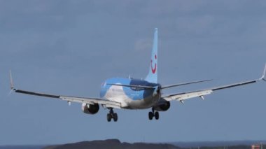 Gran Canaria, İspanya, 21 Ekim 2021 - Boeing 737 TUI Airways D-ATUO 'nun kış tatili sezonunda popüler bir durak olan Kanarya Adası Havalimanı' na zarif bir iniş yapması.