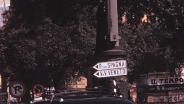 西班牙广场 Piazza Spagna 是罗马的一个著名广场 位于西班牙阶梯脚下 Veneto是罗马的一条主要街道 受欢迎的旅游胜地 1960年代罗马古代文学 — 图库视频影像